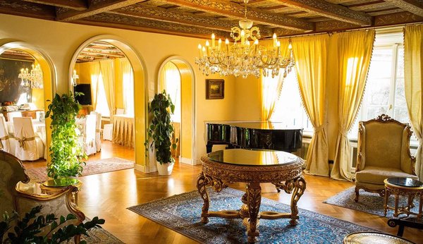 Quelles sont les différences entre une chambre haut gamme et une chambre standard dans les hôtels de Sarlat ?