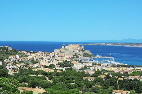 Comment profiter d'une location de vacances de luxe en camping en bord de la mer à Calvi ?