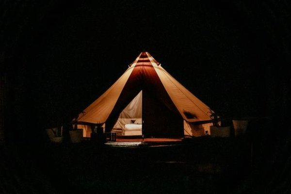 Où louer un hébergement de luxe en camping bord de mer à Boulouris ?