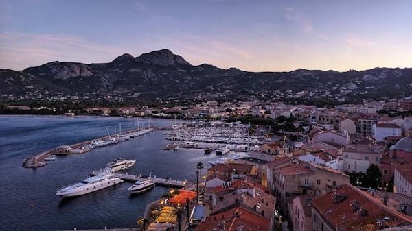 Séjour en Plein Air : Votre Guide Complet du Camping à Calvi en Corse