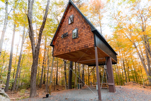 Découvrez la location de chalets typiques au Pays basque, offrant un cadre authentique et confortable pour des vacances reposantes au cœur de la nature.